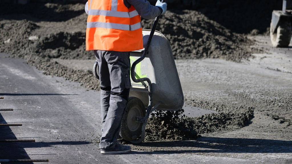 „Die Landesregierung enteignet dann massenweise, wenn es beispielsweise um den Autobahnbau geht“, so Linken-Fraktionschefin Eva von Angern. (Symbolbild)
