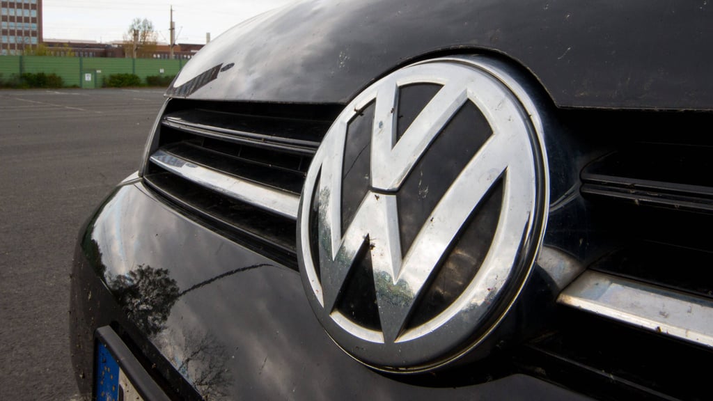Blick auf das Logo von Volkswagen auf einer Motorhaube.