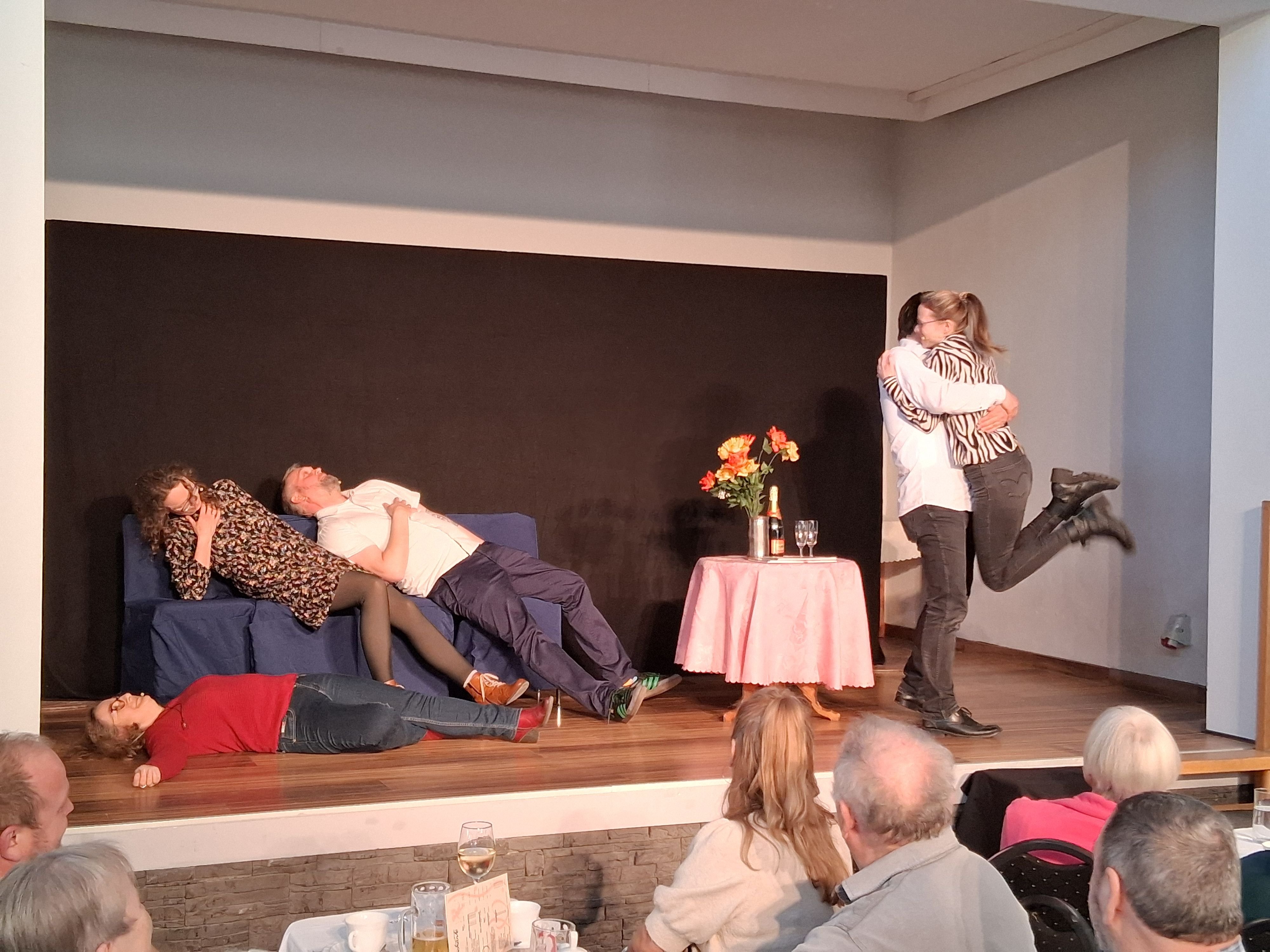 Valentinade: Romantik mit Augenzwinkern: Genthiner Amateutheater geht auf Reisen