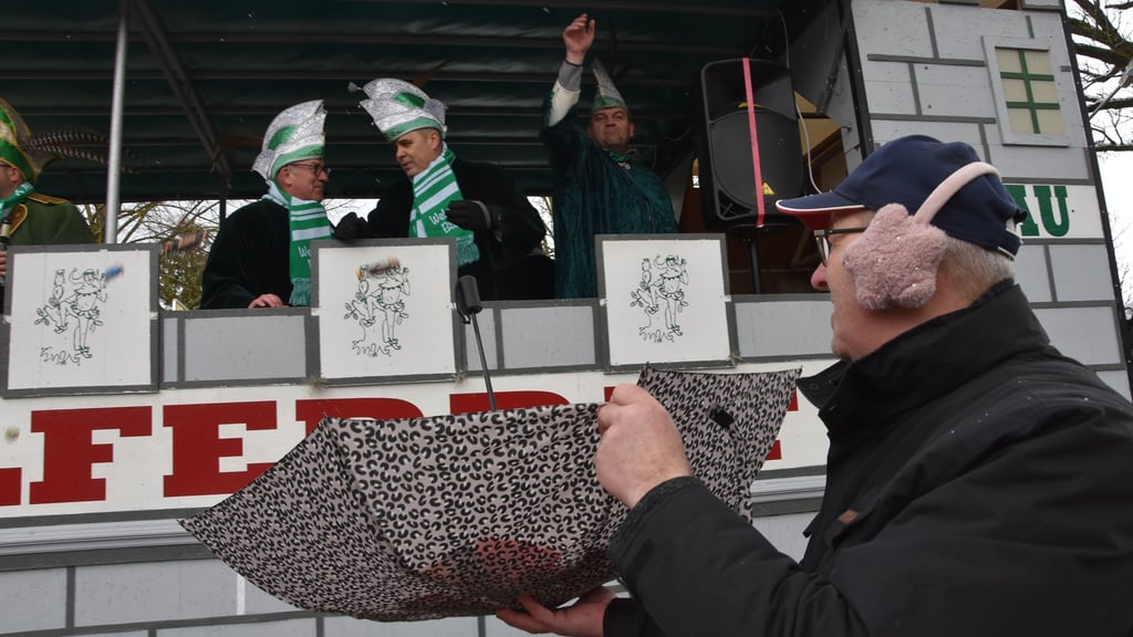Hans Engel war extra aus Kloster Neuendorf angereist, um in Kakerbeck für sich und seine Enkel Kamellen zu sammeln. Hinten der Wagen des Klötzer Elferrates.