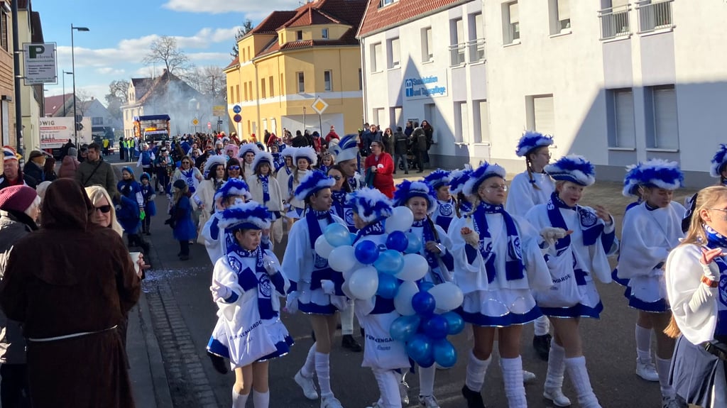 Mit bunten Kostümen und einer Menge gute Laune startete am Sonntag der Karnevalsumzug in Sandersorf.