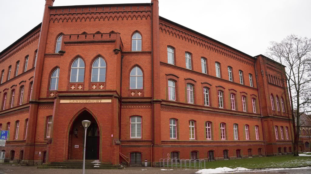 Der Prozess gegen zwei junge Brüder aus Stendal hat am Landgericht Stendal begonnen.