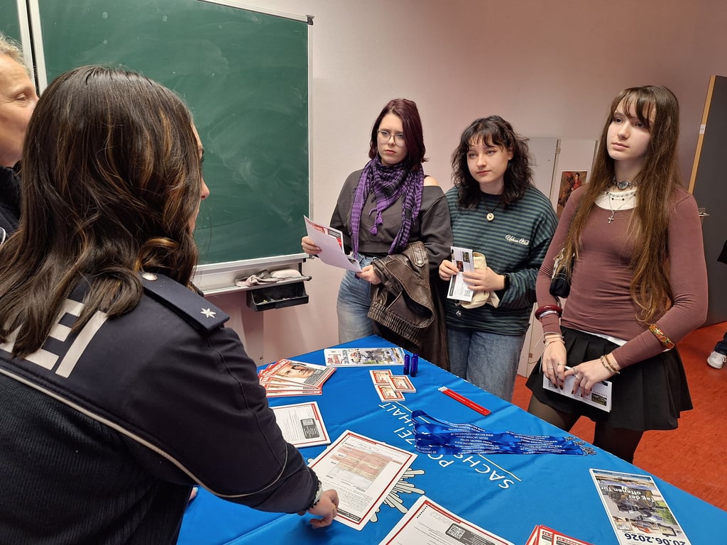 Unterschiedliche Firmen und Institutionen, hier die Polizei, versuchten, den Abitur-Anwärtern Orientierung zu geben. 