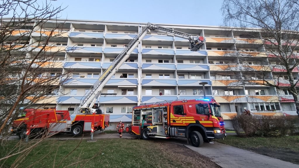 Die Feuerwehren im Pappelgrund: Es brannte eine Wohnung in der fünften Etage.