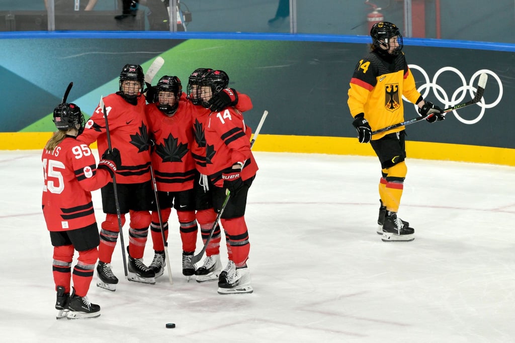 Normale Welt im Frauen-Eishockey: Kanada jubelt, Deutschland schaut zu.