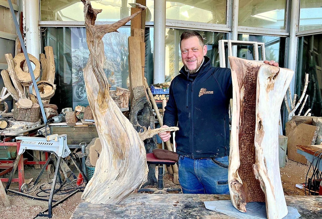 Benjamin Balogh arbeitet nicht nur als Bautischler und an Aufträgen in der Werkstatt: Er schafft Holzkunst, die seine Liebe zum Material zeigt. 