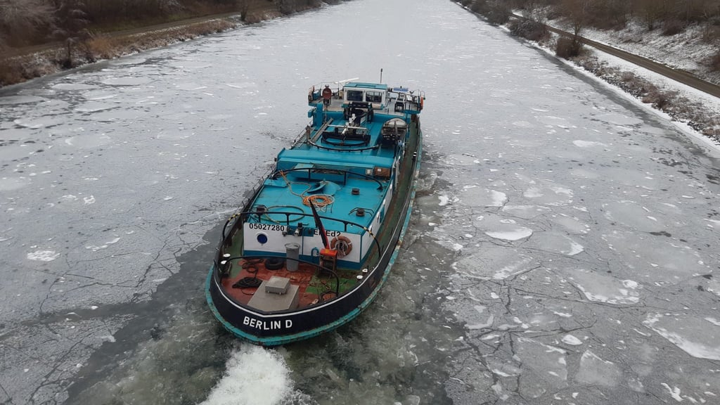 Eisbrecher sind nun wieder auf dem Mittellandkanal zwischen Wolfsburg und Haldensleben im Einsatz. Für die Schifffahrt bleibt die Wasserstraße vorerst weiterhin gesperrt.