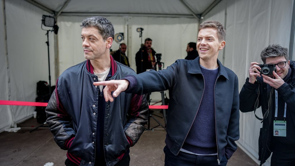 Carlo Ljubek (l) und Ferdinand Hofer (r) haben auf der Münchner Sicherheitskonferenz eine neue „Tatort“-Folge gedreht.