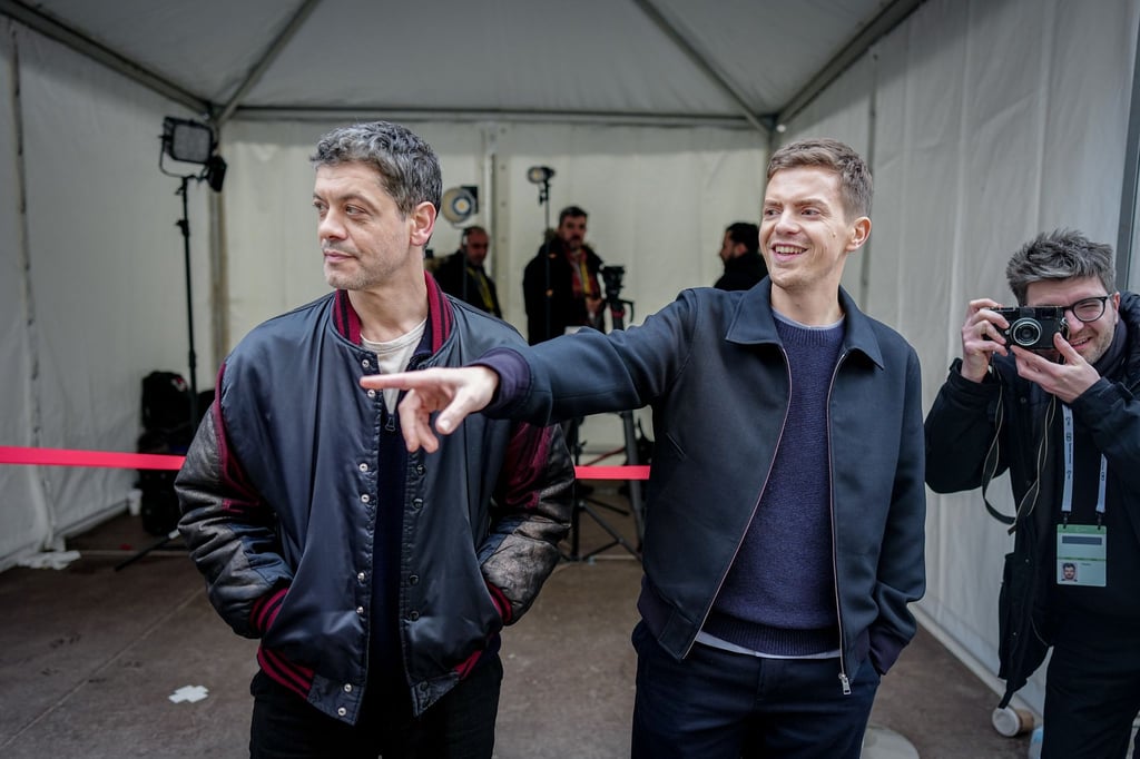 Carlo Ljubek (l) und Ferdinand Hofer (r) haben auf der Münchner Sicherheitskonferenz eine neue „Tatort“-Folge gedreht.