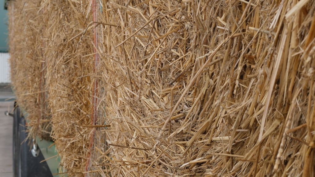 Ein großer Strohballen fiel auf den Mann, der in der Folge starb. (Symbolbild)