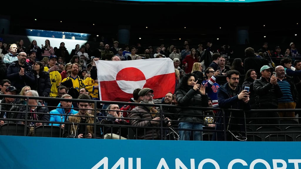Die Grönland-Flagge auf der Tribüne beim Eishockey.