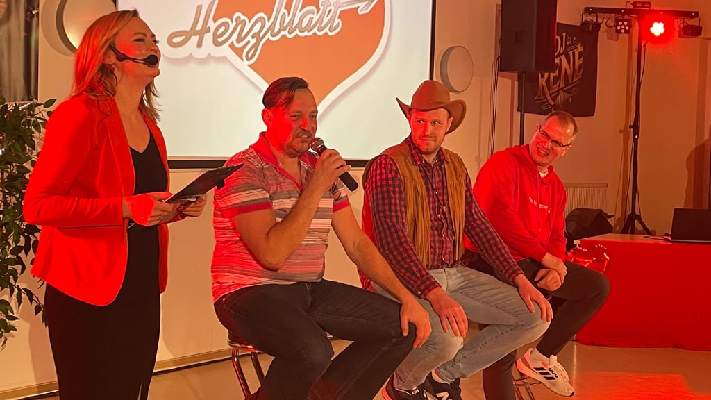 Mutiger Sketch „Herzblatt“. Aus dem Publikum wurden drei ledige Männer aufgerufen, um die Gunst einer angepriesenen Dame zu erhalten. Dafür mussten sie sich heiteren Fragen einer Unbekannten stellen, die sich hinter einem Vorhang verbarg. Um Antworten waren die drei Herren zur Freude des Publikums nicht verlegen. 