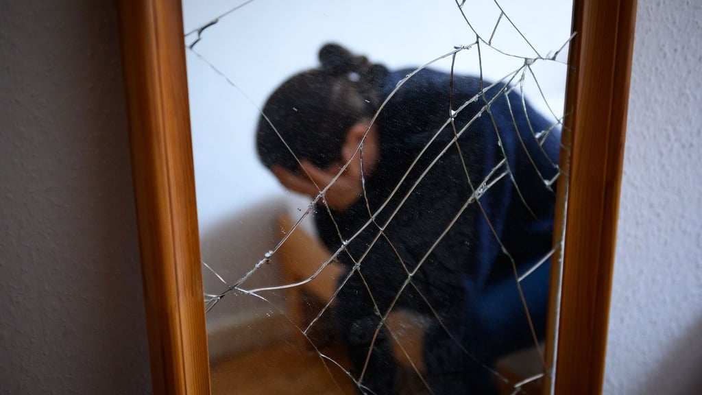 Frauen, die in gewaltvollen Beziehungen leben, tun sich oft schwer, den Partner zu verlassen - vor allem aufgrund von emotionaler Abhängigkeit. (Symbolbild)