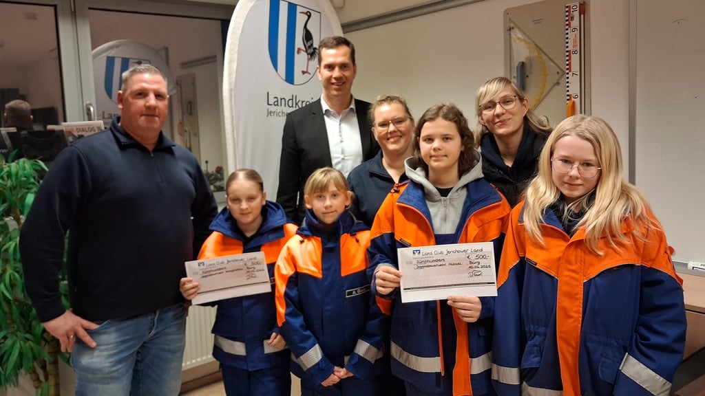Die Jugendfeuerwehren Altenplathow und Mützel dürfen sich über 500 Euro Spenden freuen.