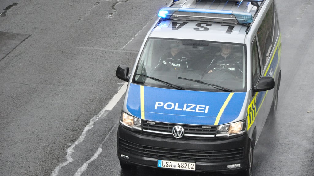 Nach einem Einbruch sucht die Polizei in Magdeburg Zeugen.
