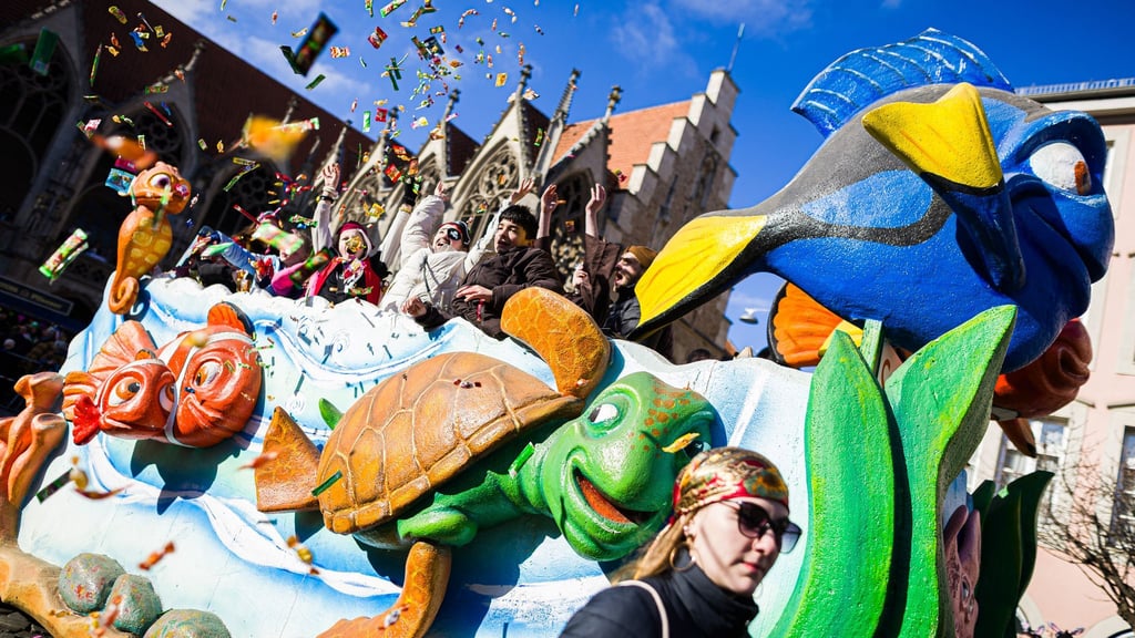 Mehr als 5.000 Aktive und 130 Motivwagen zogen beim Braunschweiger „Schoduvel“ durch die Innenstadt.