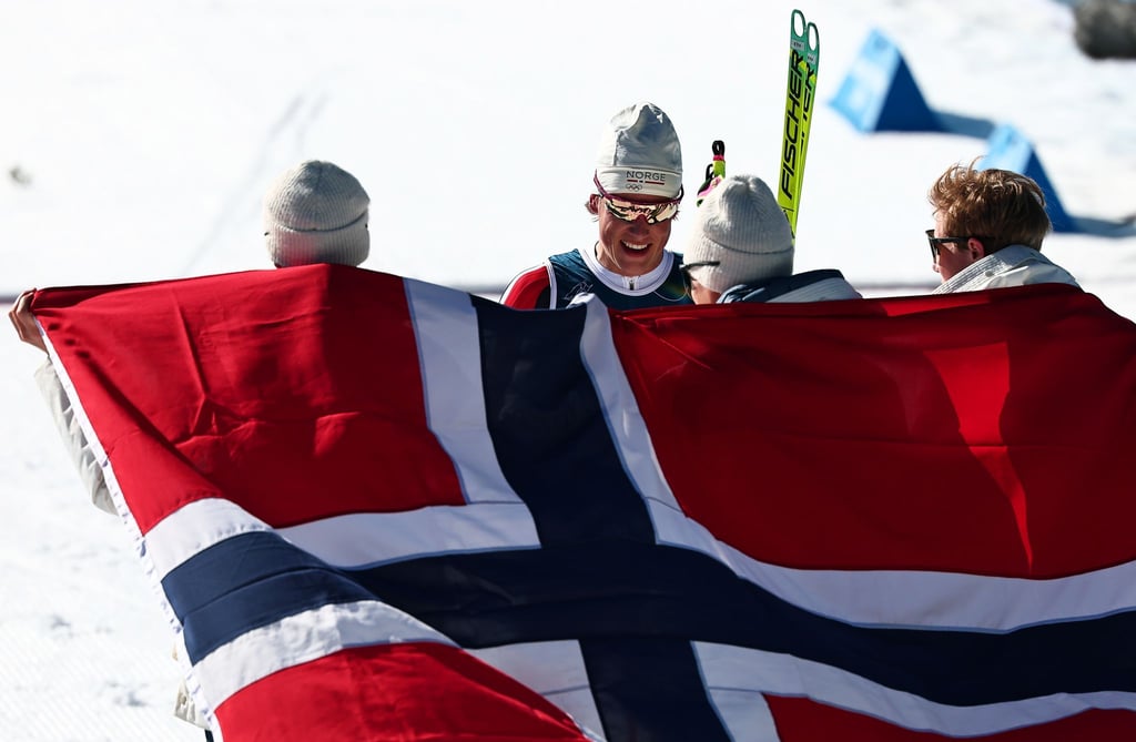 Klaebo (2.v.l.) siegte mit Norwegens Staffel souverän.