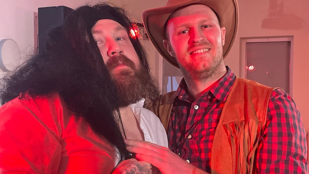 Herzensdame gefunden. Die Lautstärke des Publikums bei Sketch „Herzblatt“ entschied, dass Beverley (l. /Tobias Nickl) dem Kandidaten mit dem feschen Cowboy-Hut zugesprochen wurde. Der konnte – wie man sieht – sein Glück kaum fassen. Er war mächtig angetan vom Liebreiz seiner Partnerin. 