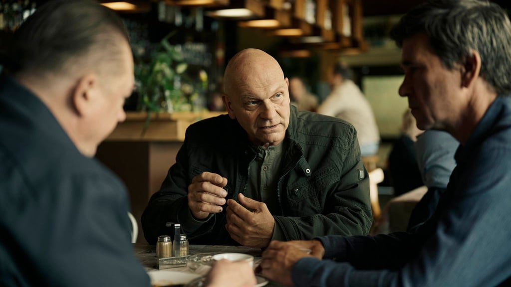 Jürgen von der Technik (Andreas Keller, m.) den Kommissaren einen wichtigen Hinweis.