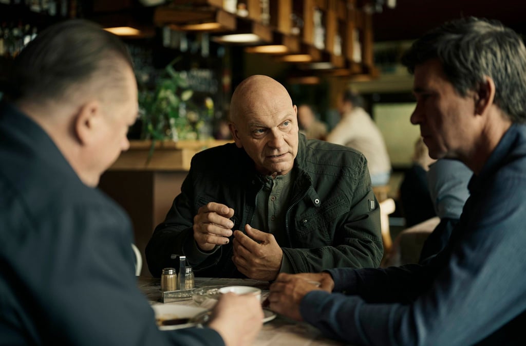 Jürgen von der Technik (Andreas Keller, m.) den Kommissaren einen wichtigen Hinweis.