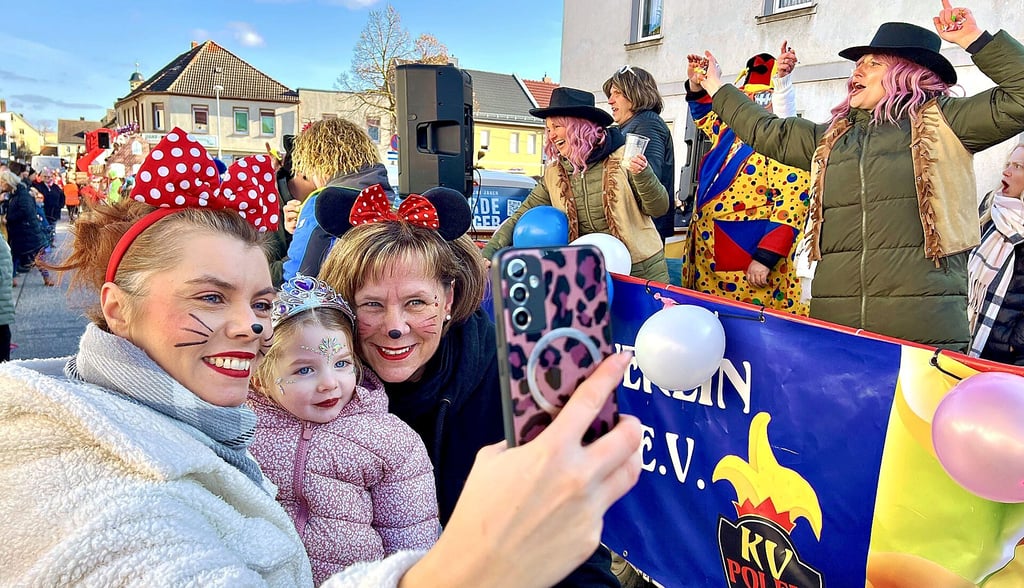 Beim Wagen des Poleyer Karnevalsvereins schießen  Michaela (links) und Frieda Focke ein Selfie.