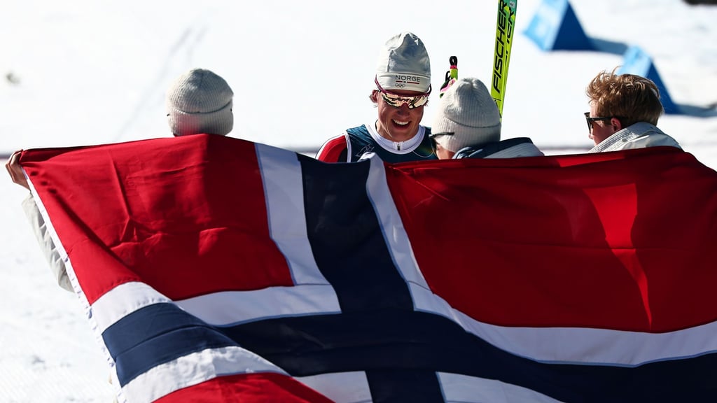 Klaebo (2.v.l.) siegte mit Norwegens Staffel souverän.