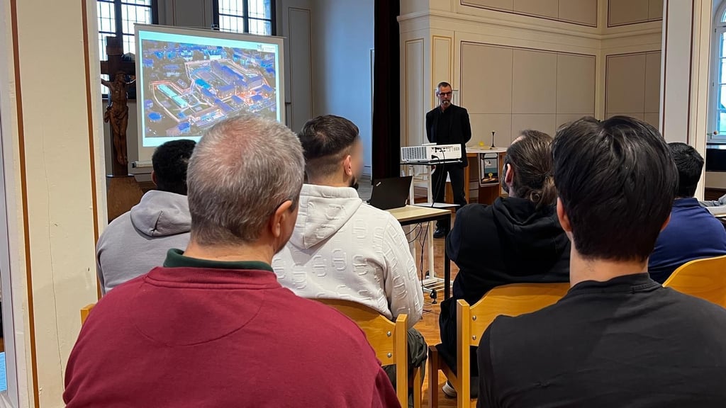 Die Insassen lauschten dem Vortrag über ihre eigene Haftanstalt am Samstag interessiert.