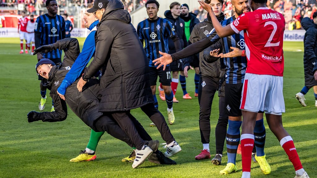 Kurze Rangeleien gab es nach dem Schlusspfiff in Cottbus.