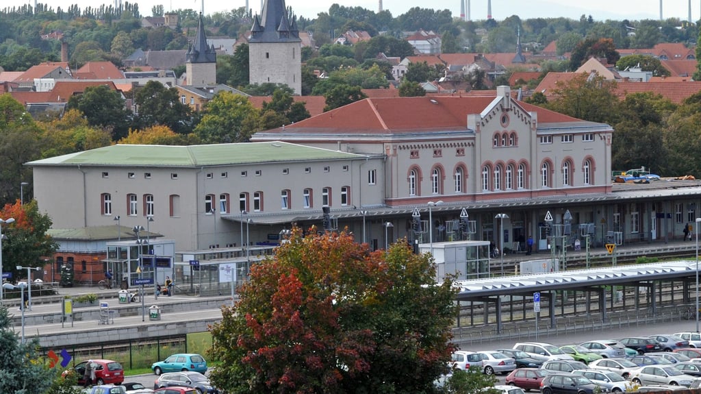 Hält die Stadt Aschersleben an ihrer Idee, Bereiche des Bahnhofs für Sport- und Vereinsangebote nutzen zu wollen, fest?