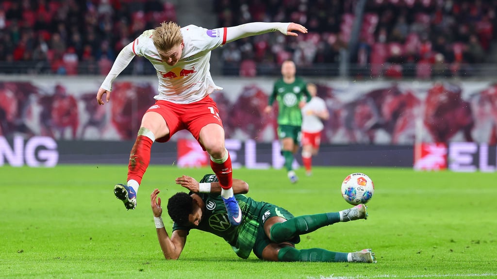 Leipzigs Stürmer Conrad Harder im Zweikampf mit Wolfsburgs Moritz Jens