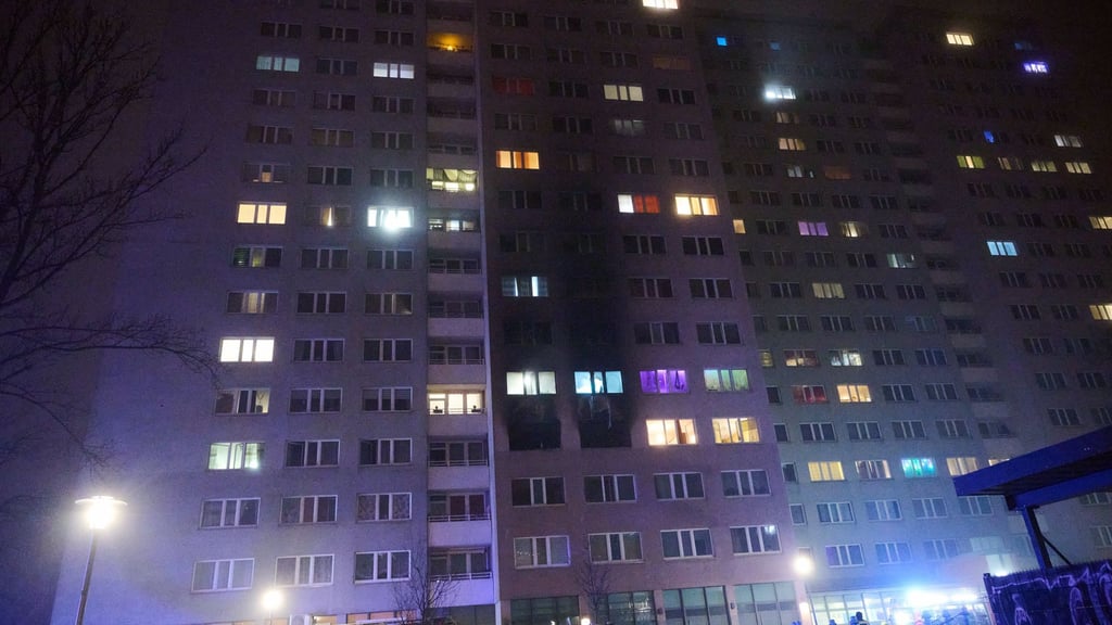 Bei dem Hochhausbrand im Berliner Osten ist ein Kind ums Leben gekommen.