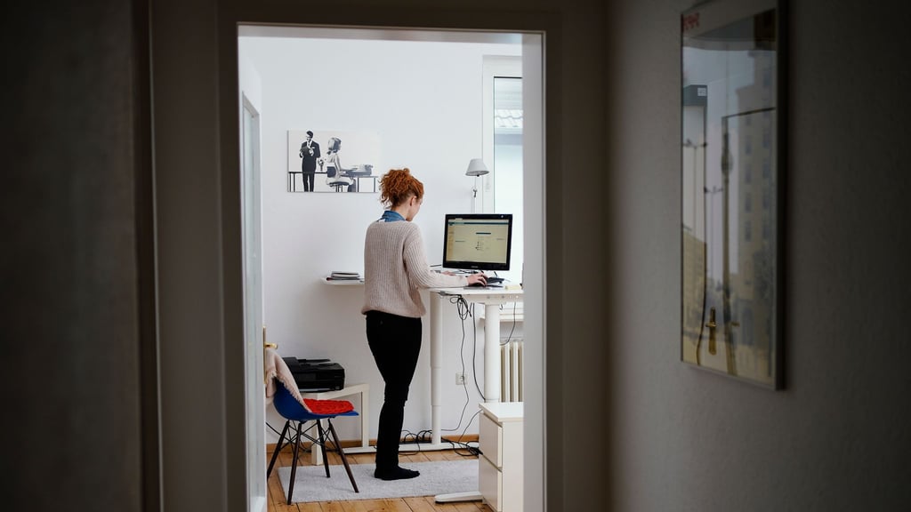 Arbeitsort dokumentieren: Wer zwischen Homeoffice und Büro wechselt, sollte die Arbeitstage an beiden Orten genau festhalten, um die Pauschalen korrekt abzurechnen.