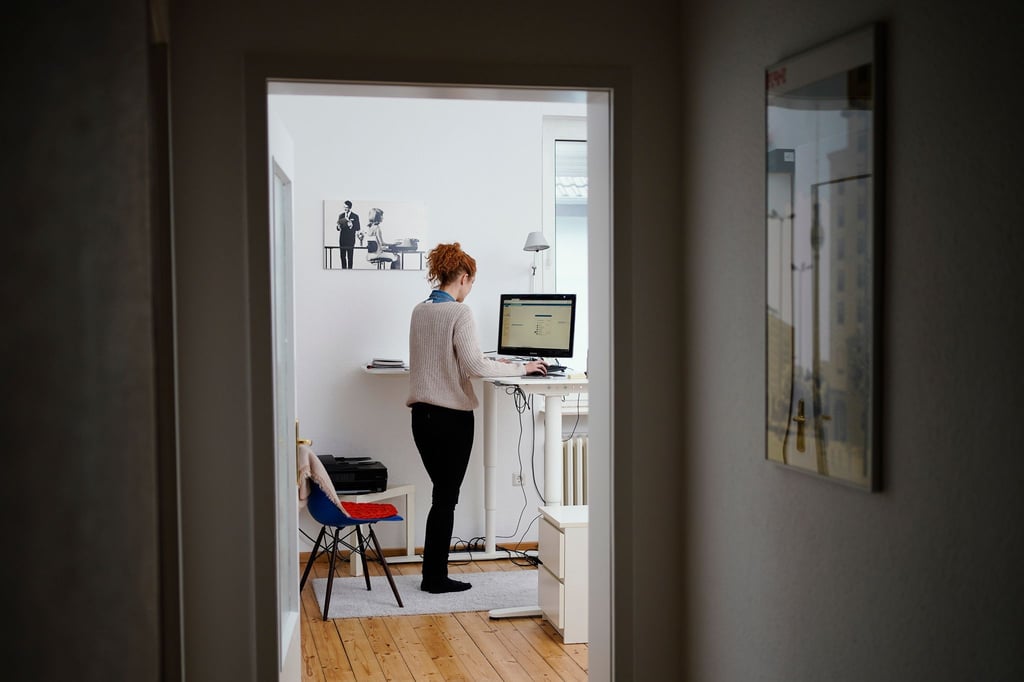 Arbeitsort dokumentieren: Wer zwischen Homeoffice und Büro wechselt, sollte die Arbeitstage an beiden Orten genau festhalten, um die Pauschalen korrekt abzurechnen.