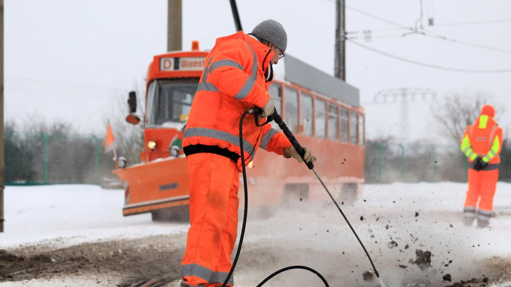 Die MVB räumen die Magdeburger Schienenwege mit großem Aufwand wie hier auf einer Aufnahme aus dem Jahre 2021.