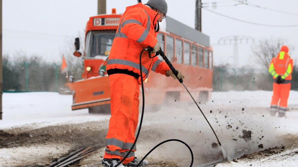Die MVB räumen die Magdeburger Schienenwege mit großem Aufwand wie hier auf einer Aufnahme aus dem Jahre 2021.