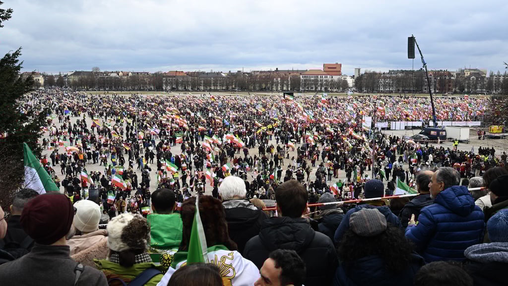 Bis zum Nachmittag zählte die Polizei bereits 200.000 Teilnehmer auf der Iran-Demo auf der Theresienwiese.