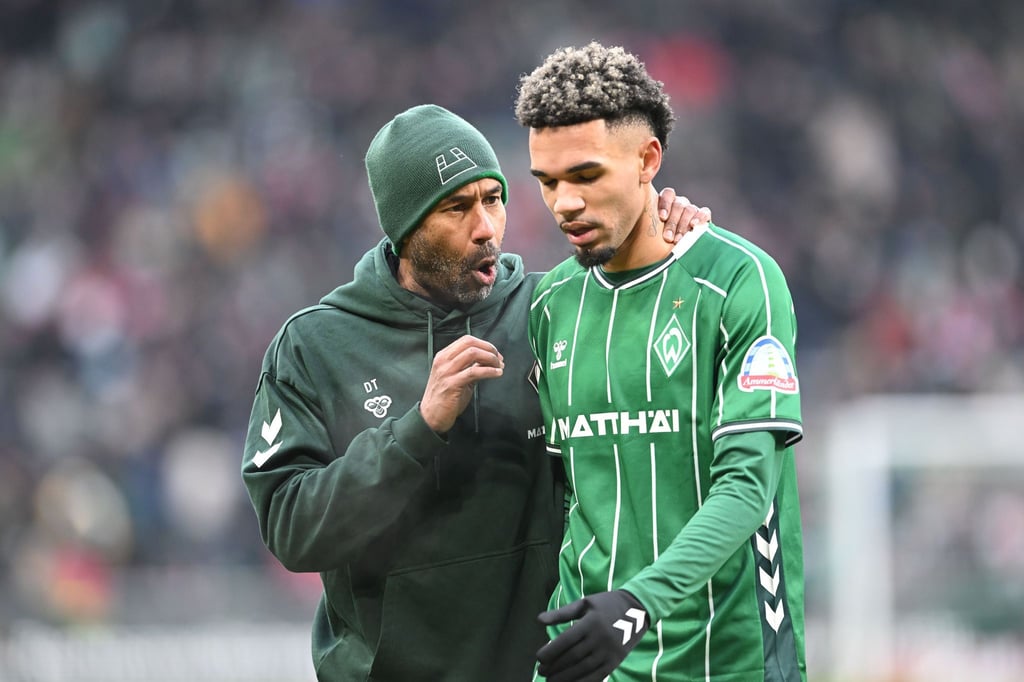 Der neue Werder-Trainer Daniel Thioune und sein Stürmer Justin Njinmah.
