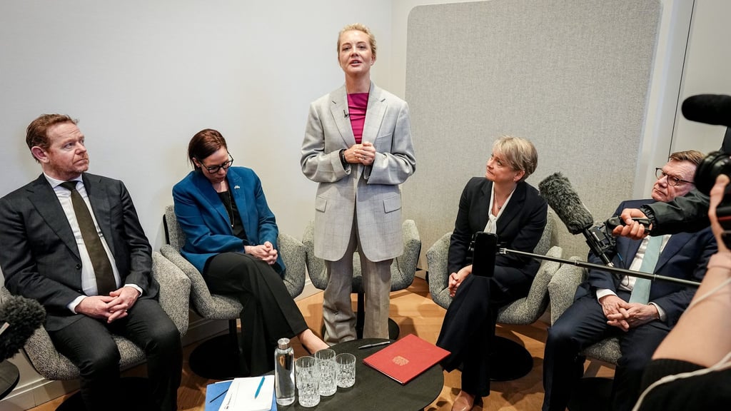 Bei einem gemeinsamen Auftritt am Rande der Münchner Sicherheitskonferenz präsentieren Außenminister Johann Wadephul und mehrere Kolleginnen und Kollegen gemeinsam mit Nawalny-Witwe Julia neue Erkenntnis zum Tod des Kremlkritikers