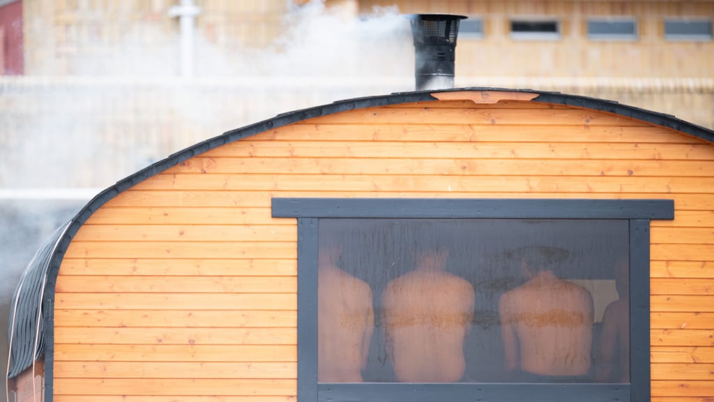 Gäste sitzen im Winter in einer Sauna: Die Justizminister mehrerer Länder wollen dringen auf schärfere Regeln gegen ungewollte Handyaufnahmen hier wie auch in Spa-Bädern.