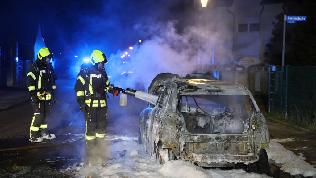 Die Feuerwehr war in der Nacht zum Sonntag im Merseburg im Großeinsatz. Insgesamt sechs Mal mussten die Einsatzkräfte raus um Brände zu löschen.