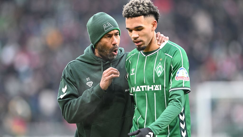 Der neue Werder-Trainer Daniel Thioune und sein Stürmer Justin Njinmah.