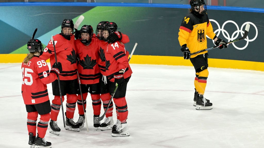 Normale Welt im Frauen-Eishockey: Kanada jubelt, Deutschland schaut zu.