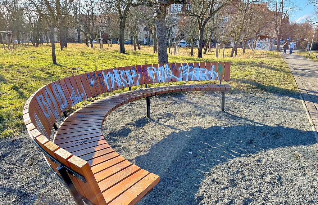 Schmierereien an der Planatage am alten Krankenhaus: Diese Bank lädt nicht so sehr zum Sitzen ein.  