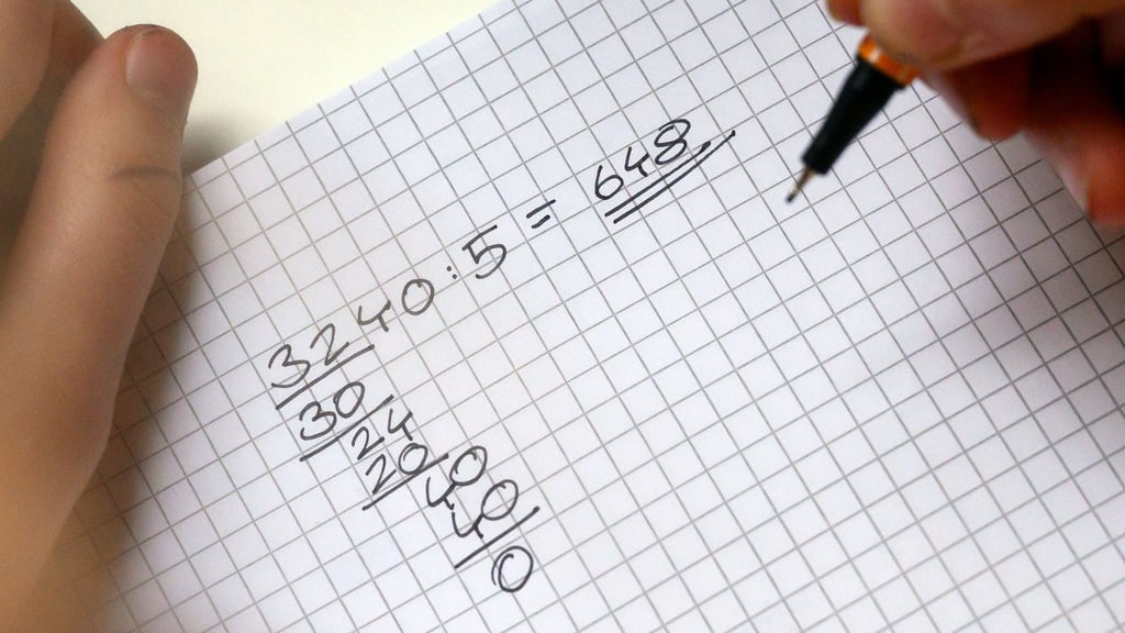 Das schriftliche Dividieren soll im Mathematikunterricht in Niedersachsen künftig anders unterrichtet werden als bisher.