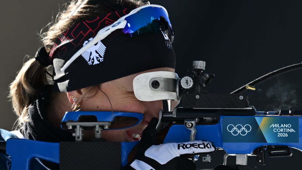 Franziska Preuß am Schießstand.