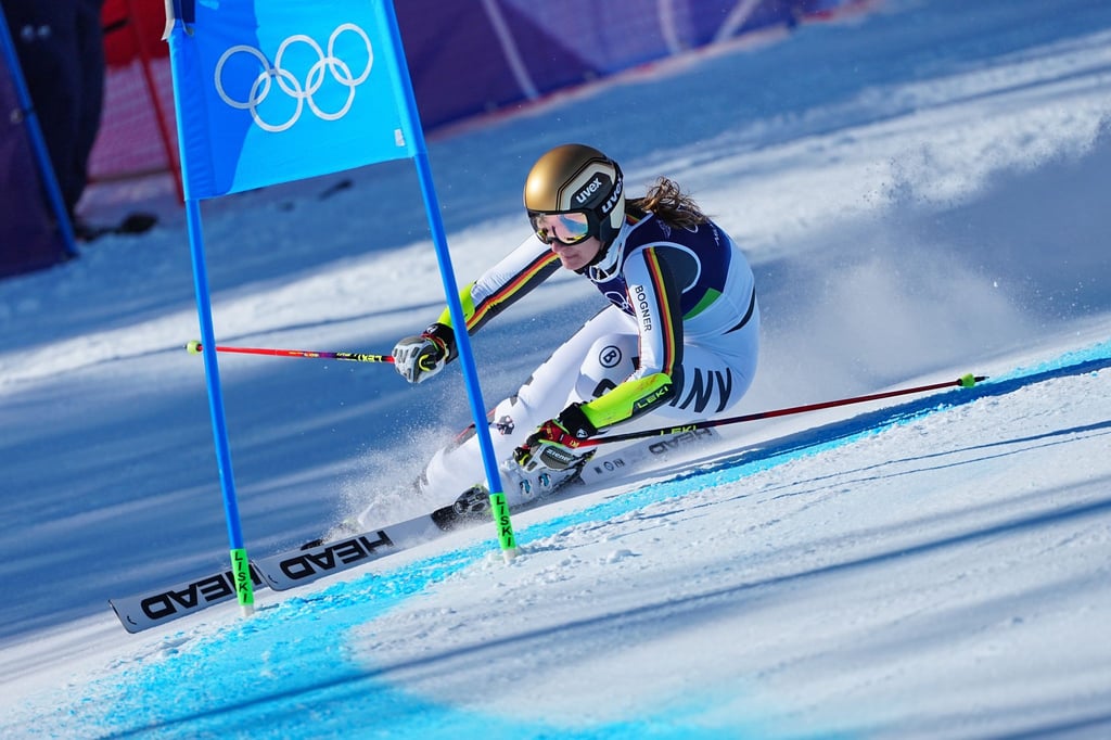 Lena Dürr überrascht als Zweite des ersten Laufs beim Olympia-Riesenslalom.