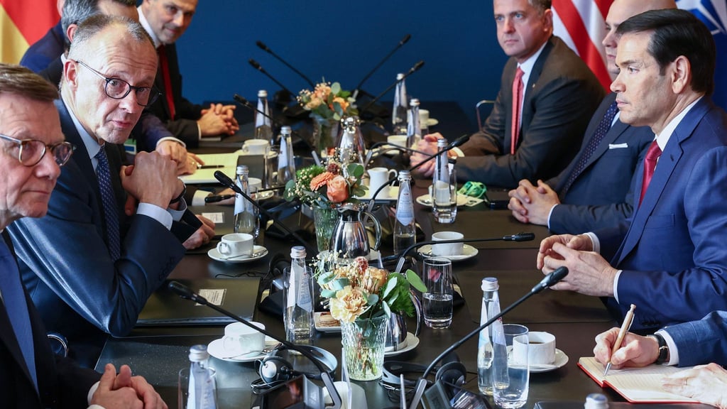 „Zwischen Europa und den Vereinigten Staaten von Amerika hat sich eine Kluft, ein tiefer Graben aufgetan“, konstatierte Kanzler Merz in seiner Rede bei der MSC. Später traf er sich dann mit US-Außenminister Marco Rubio.