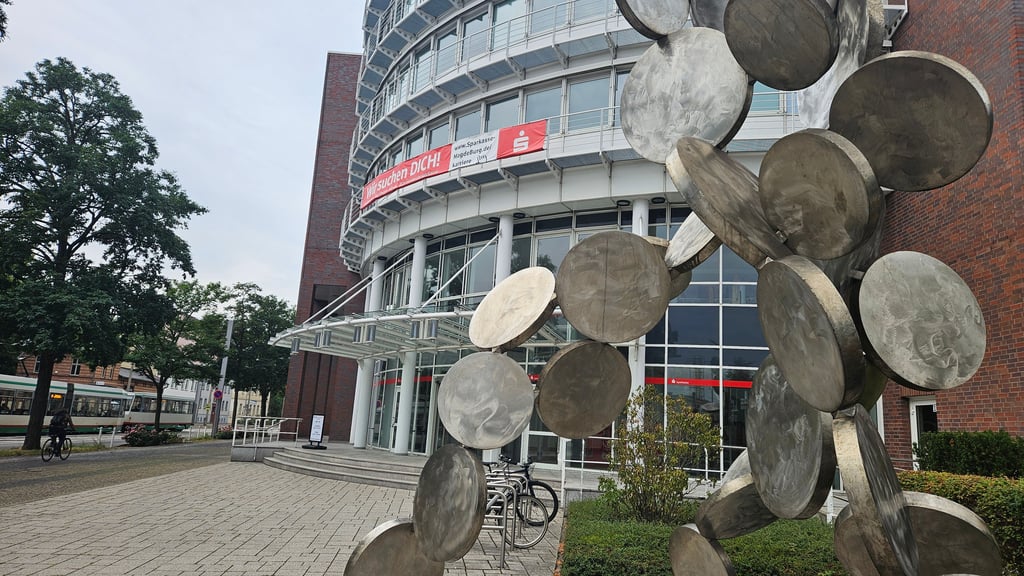 Sparkasse Magdeburg: Die Zentrale hat ihren Sitz in der Lübecker Straße in der Neuen Neustadt. Rechts im Bild ist das Kunstwerk „Sterntaler“ zu sehen.