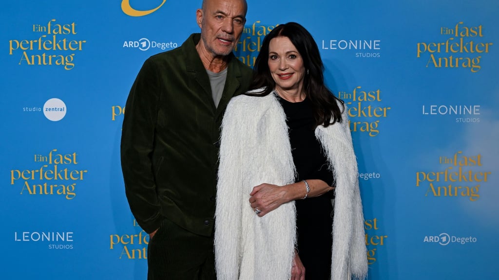 Iris Berben (r) und Heiner Lauterbach spielen zum ersten Mal ein Liebespaar. (Archivbild)