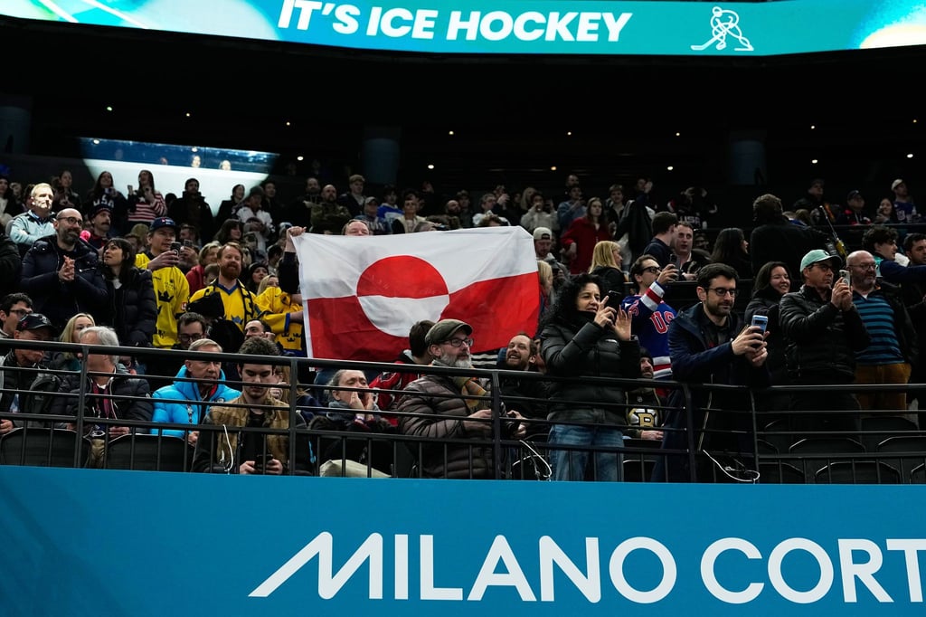 Die Grönland-Flagge auf der Tribüne beim Eishockey.